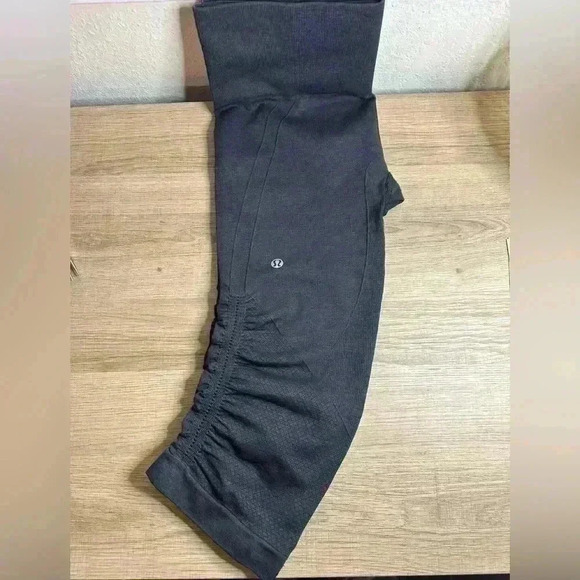 Lululemon In The Flow Crop Heathered Deep Coal Sz 6 - Picture 2 of 5